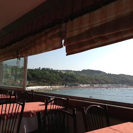 Yali Hotel 2*